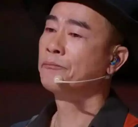 陈小春演唱会上边哭边道歉回应：在处理退票了