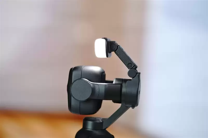 三倍双摄加持 + D-Log 2 曲线！大疆DJI OSMO Pocket 4P全面评测：补齐短板，化身口袋电影机