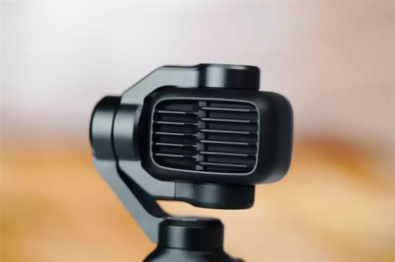 三倍双摄加持 + D-Log 2 曲线！大疆DJI OSMO Pocket 4P全面评测：补齐短板，化身口袋电影机