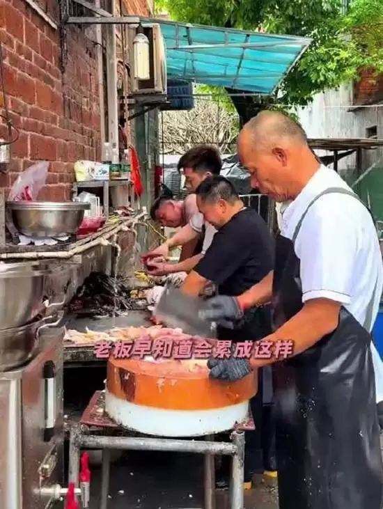 莫氏鸡煲爆火帮工一周就扛不住了：没正常人撑过第二天