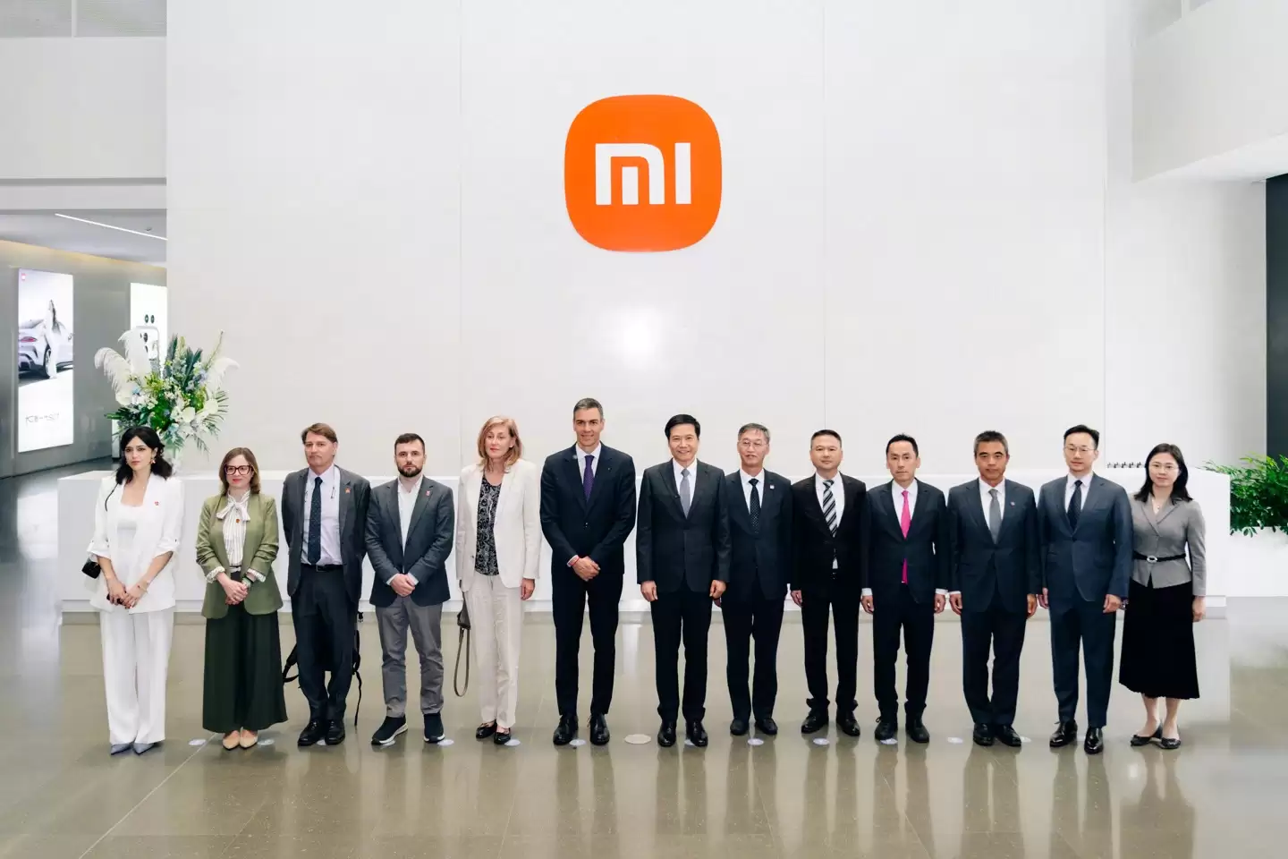 西班牙首相佩德罗 · 桑切斯到访小米总部:拉雷军自拍,试乘 YU7 好评天际屏