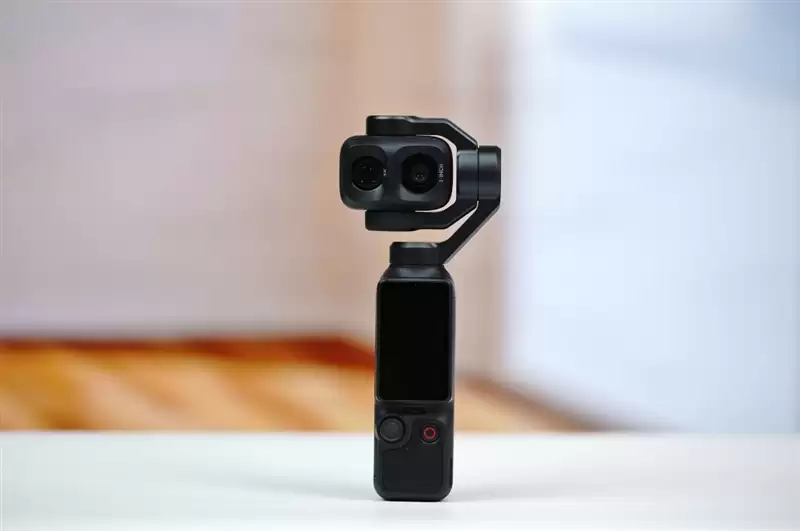 三倍双摄加持 + D-Log 2 曲线！大疆DJI OSMO Pocket 4P全面评测：补齐短板，化身口袋电影机