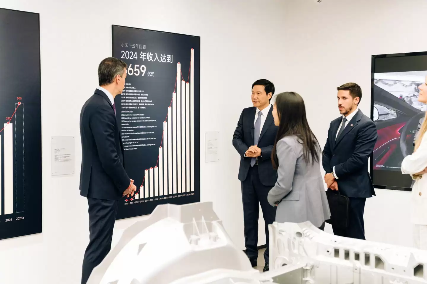 西班牙首相佩德罗 · 桑切斯到访小米总部:拉雷军自拍,试乘 YU7 好评天际屏