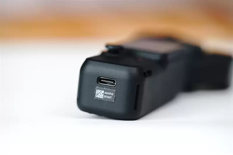 三倍双摄加持 + D-Log 2 曲线！大疆DJI OSMO Pocket 4P全面评测：补齐短板，化身口袋电影机