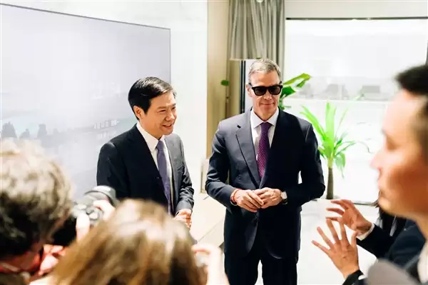 阿联酋阿布扎比王储会见小米雷军 雷军晒现场合影