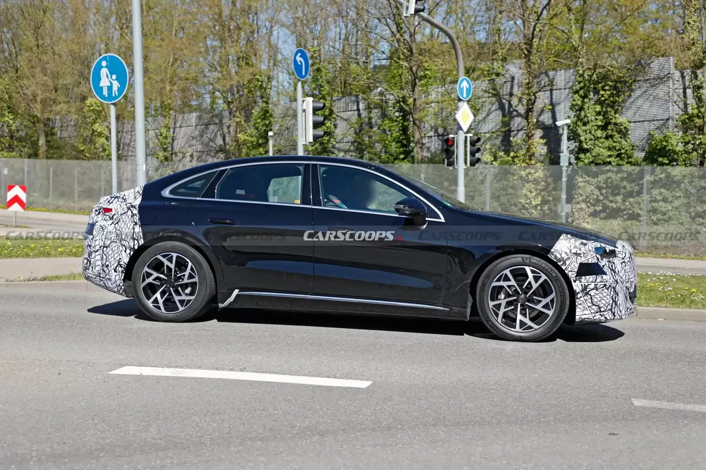 梅赛德斯-奔驰 C-Class EQ 电动轿车路测图曝光，483 马力双电机驱动