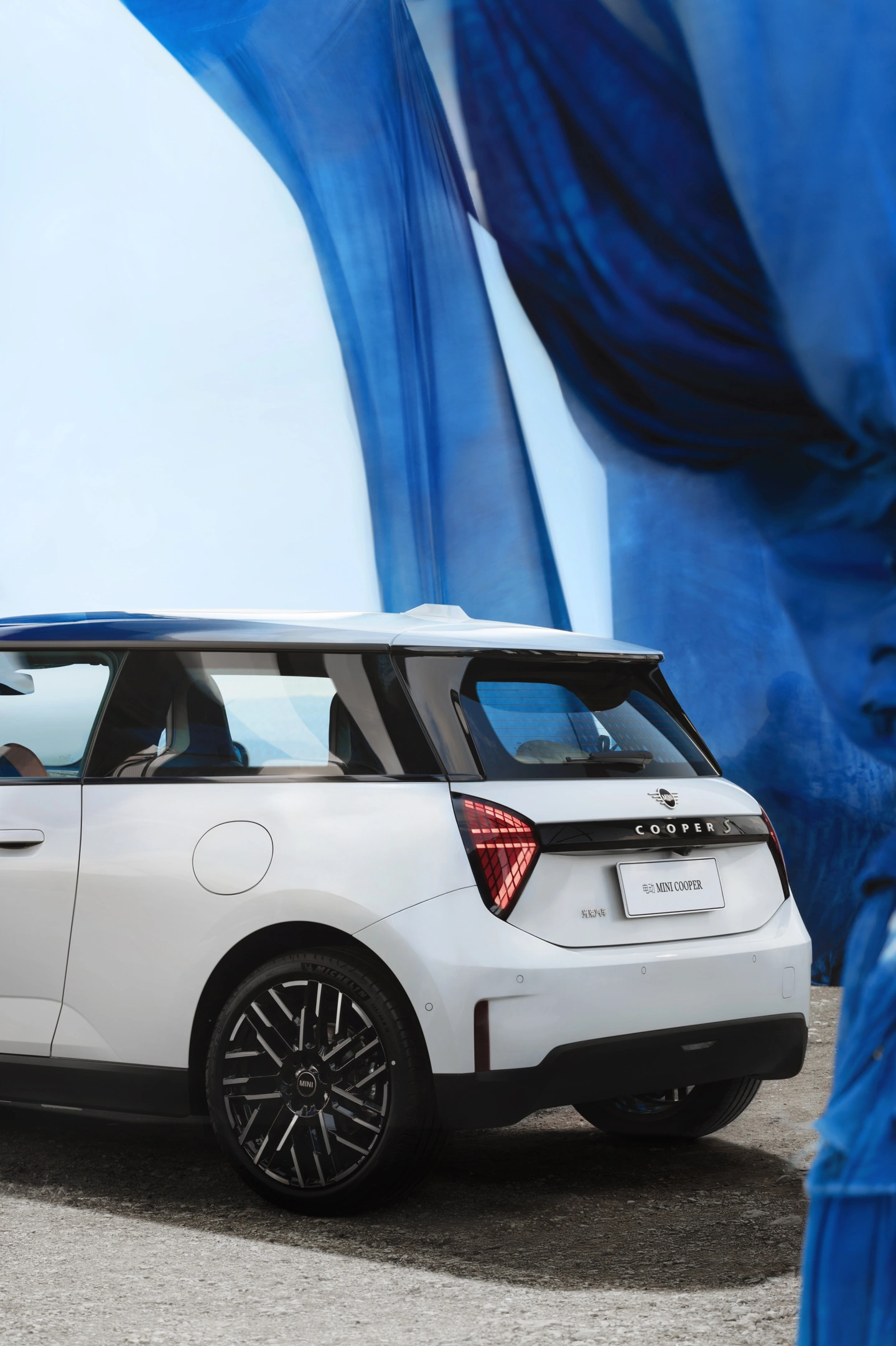 电动 MINI COOPER 推出即兴蓝调限定配色，售 20.88 万元起