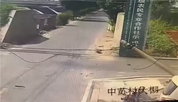 无灯十字路口摩托车撞上电动车：前者报废后者爆燃