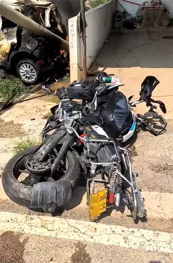 无灯十字路口摩托车撞上电动车：前者报废后者爆燃