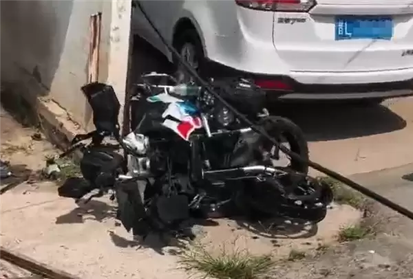 无灯十字路口摩托车撞上电动车：前者报废后者爆燃