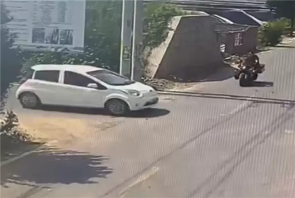 无灯十字路口摩托车撞上电动车：前者报废后者爆燃