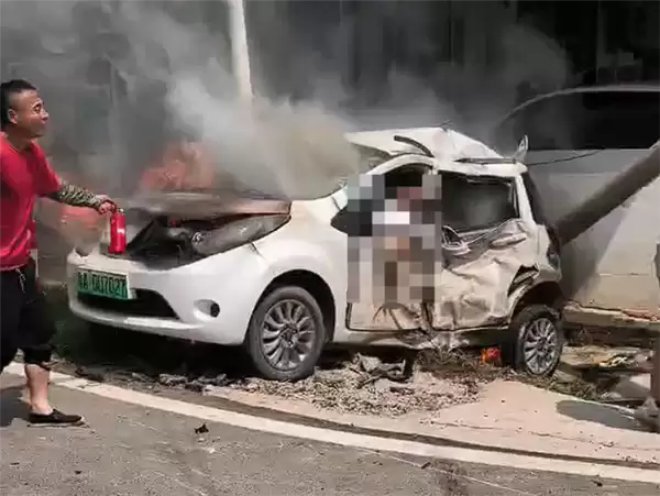 无灯十字路口摩托车撞上电动车：前者报废后者爆燃