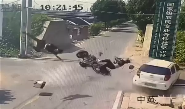无灯十字路口摩托车撞上电动车：前者报废后者爆燃