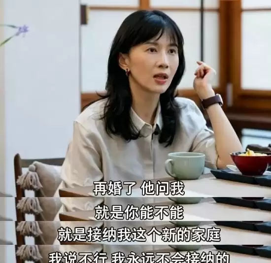 papi酱父亲太风流 再婚妻子仅比papi酱大几岁