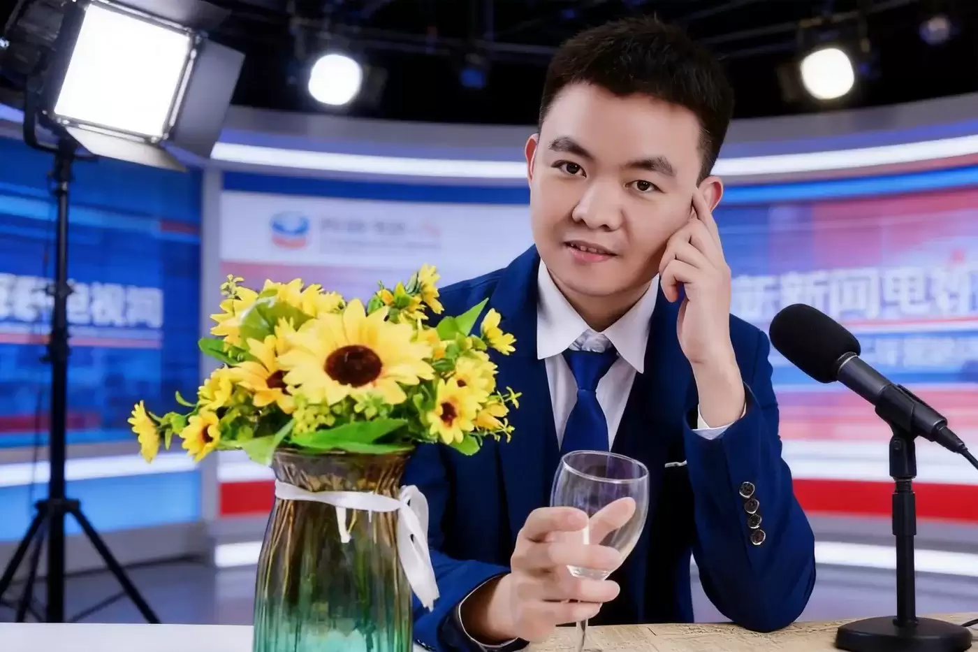 jimeng-2026-06-11-6099-保留@图片1中的穿蓝色西装、系蓝色领带的亚洲男士形象完全不变,将黑色背景替换为专....png