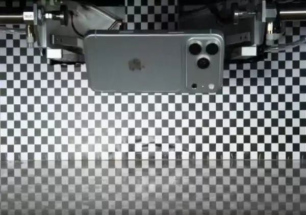 iPhone 18 Pro Max真机首次泄露:横向大矩阵镜组+全新深空灰配色