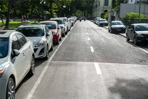 路边的停车位 到底该不该交钱?