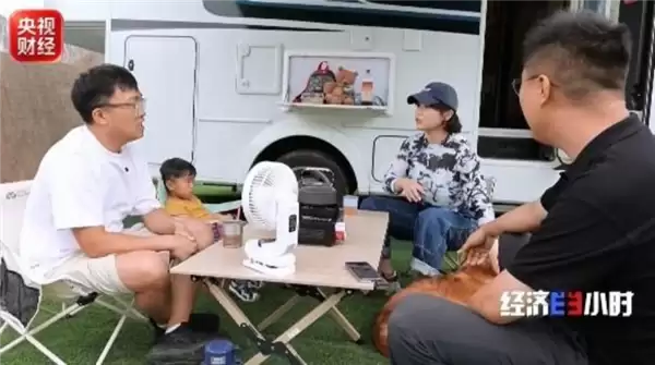 房车露营彻底走红:车主却无营地可停 只能蹭停车场落脚