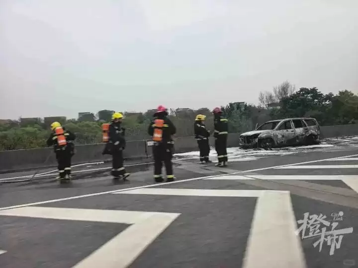 上海高速特斯拉撞护栏起火,理想车主冲上前救出女司机