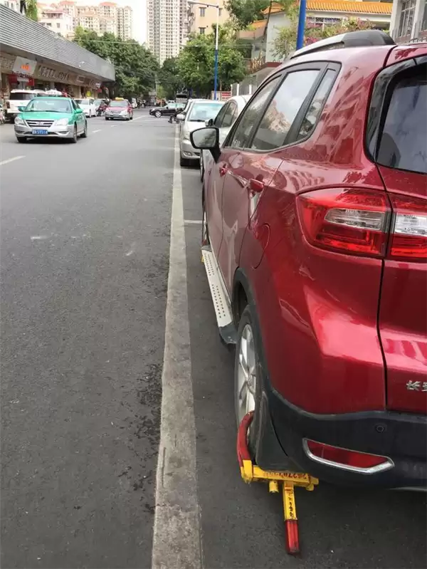 路边的停车位 到底该不该交钱?