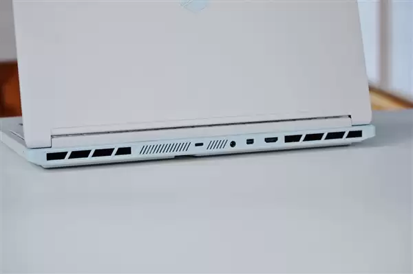 300Hz电竞屏！蛟龙16Pro潮玩版全能游戏本图赏