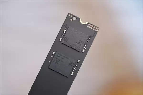 300Hz电竞屏！蛟龙16Pro潮玩版全能游戏本图赏