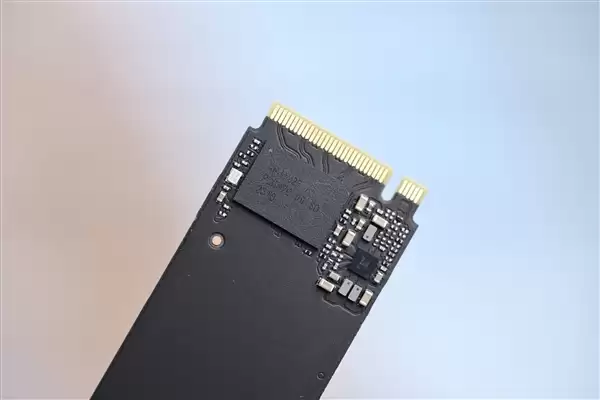 300Hz电竞屏！蛟龙16Pro潮玩版全能游戏本图赏