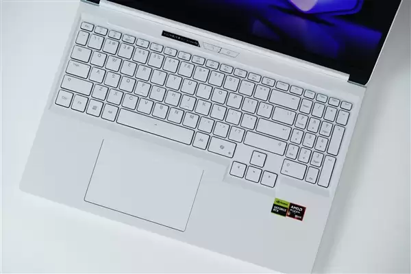 300Hz电竞屏！蛟龙16Pro潮玩版全能游戏本图赏