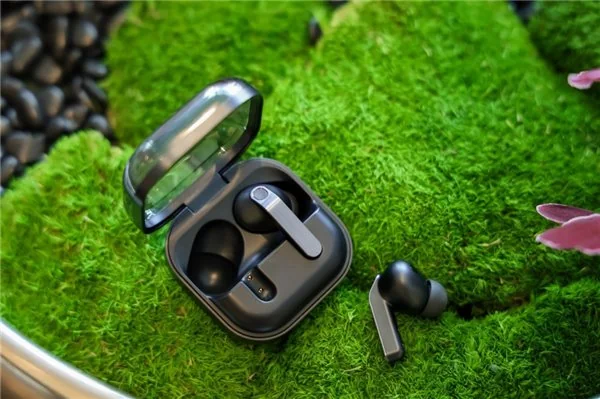为这个春天增色三星 Galaxy Buds4 系列完美契合春季流行趋势