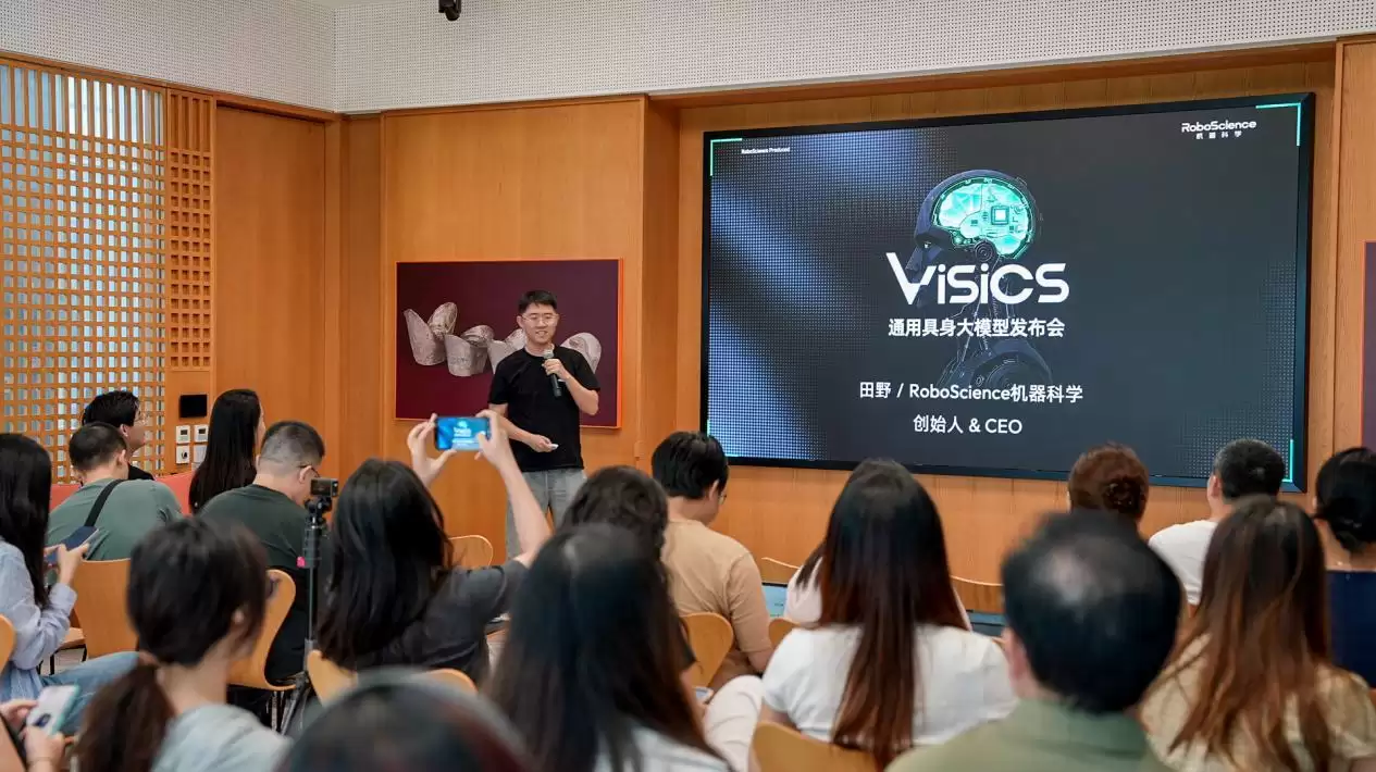RoboScience机器科学发布通用具身大模型Visics，首次完整展示VLOA双引擎架构