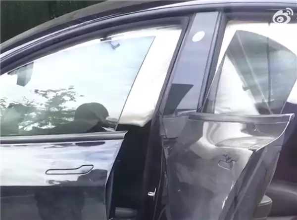 保险还没生效车就撞报废!车主称踩刹车特斯拉反而加速 路口飙到110km/h