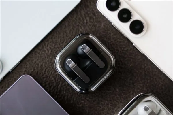 为这个春天增色三星 Galaxy Buds4 系列完美契合春季流行趋势