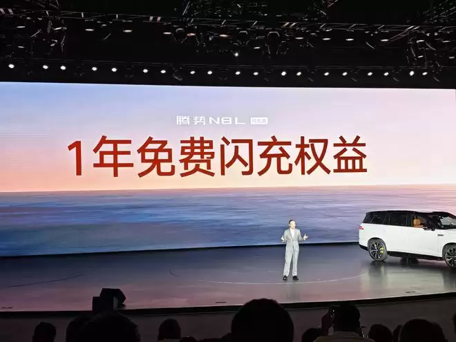 腾势N8L闪充版31.98万起!放弃理想选它?5.2米巨无霸,转弯比轿车还溜