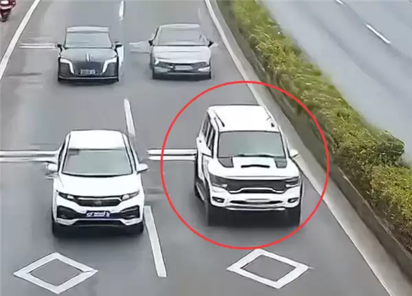 2.68万买的巨型老头乐皮卡开上路:暂扣车辆、处罚驾驶人