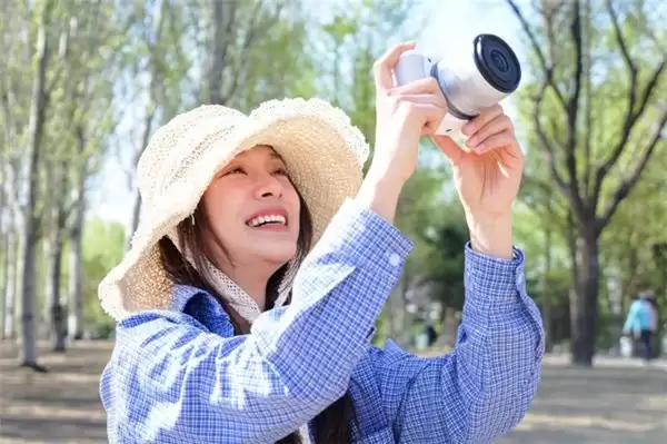2026年还在纠结拍漫展用什么、街拍带什么相机?佳能R50V全场景覆盖不挑活
