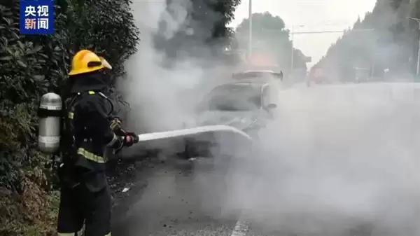 行驶中突然起火!夏季车辆自燃频发:这5件事千万别做