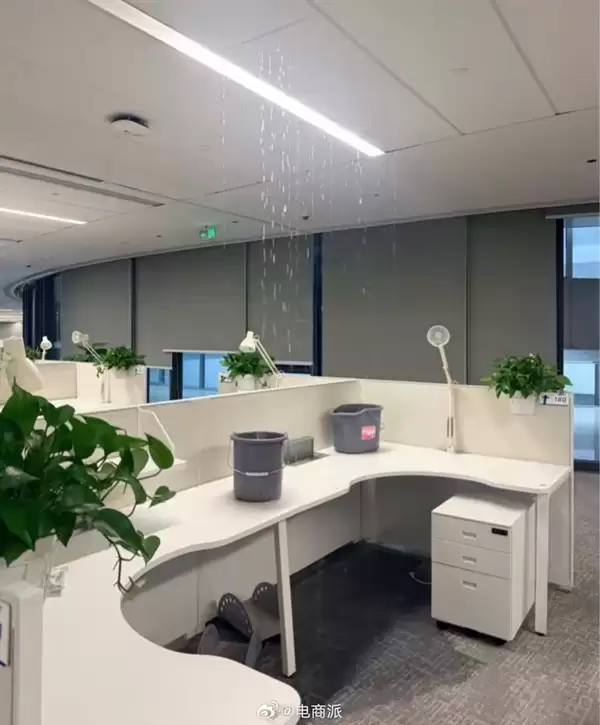 腾讯企鹅岛遭遇暴雨 打工人调侃在电梯见到水帘洞