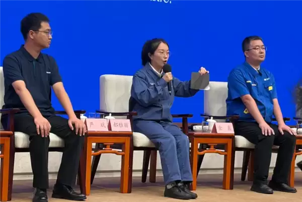 适用于折叠屏手机！太钢集团成员展示徒手撕钢：厚度仅0.02毫米