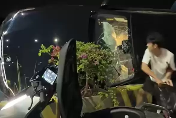 18岁小伙凌晨拆极核电池砸车救人：极核副总全网寻人送车