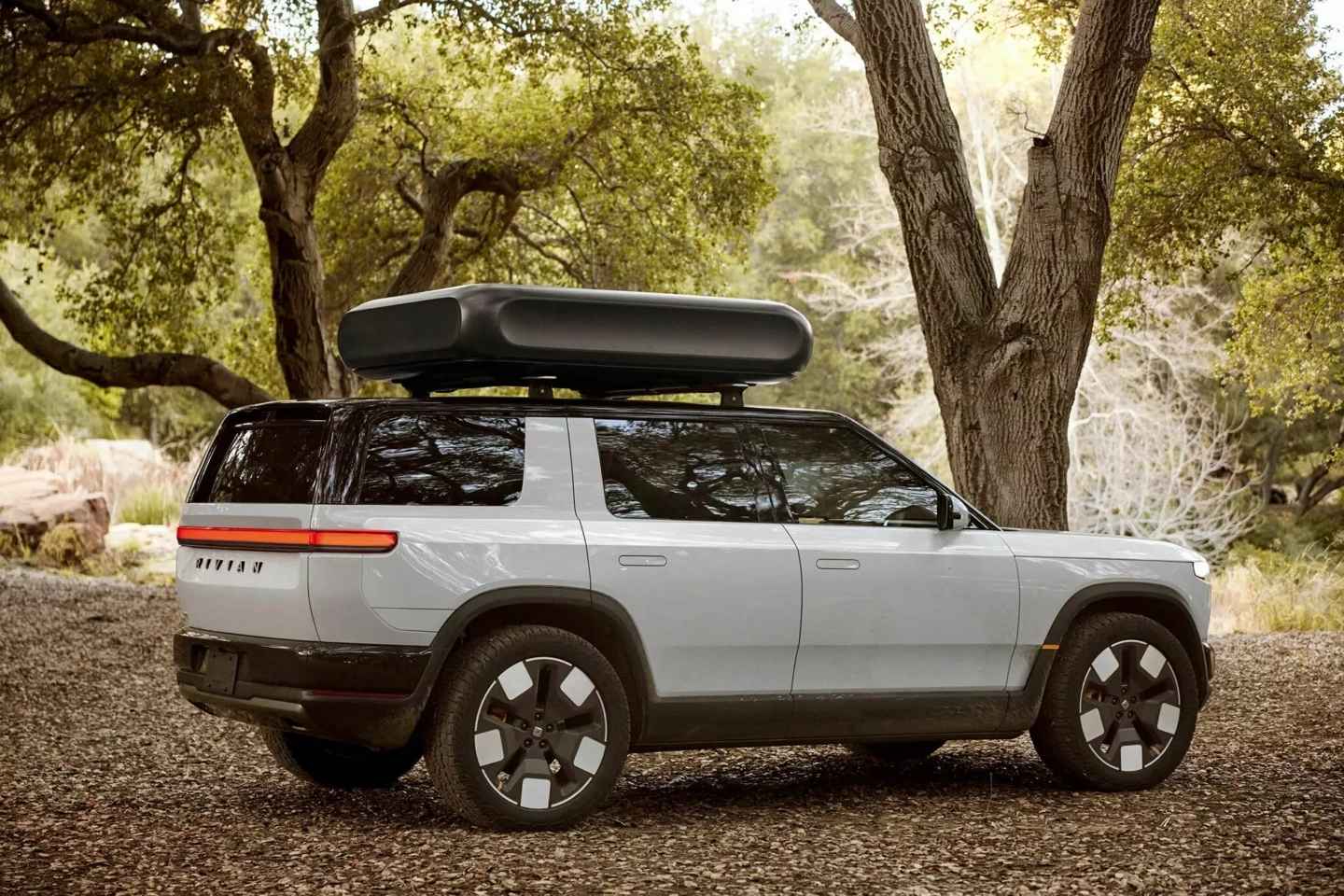 美国调查超 17 万辆特斯拉 Model Y 后,造车新势力 Rivian 计划增设手动门把手