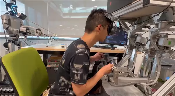 全球首例！宇树机器人手持器械完成活体外科手术 中国00后博士生登上Nature