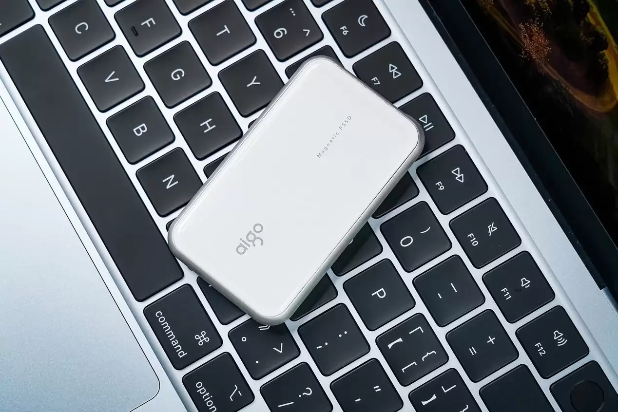 移动硬盘什么牌子好？aigo AP10磁吸固态盘值得选