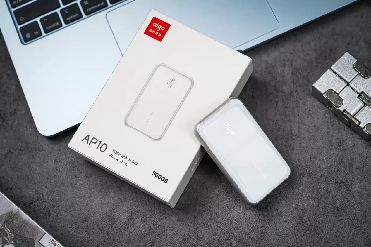 移动硬盘什么牌子好？aigo AP10磁吸固态盘值得选
