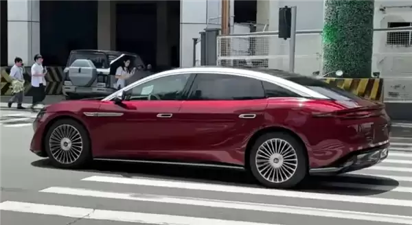 王朝网旗舰轿车！比亚迪大汉中国红实车图流出：双色车漆+多辐轮圈