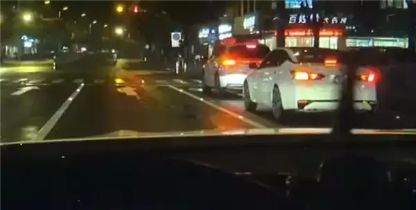 提车仅两周奔驰C260L路口突然趴窝：等红灯踩油门不走 故障灯全亮