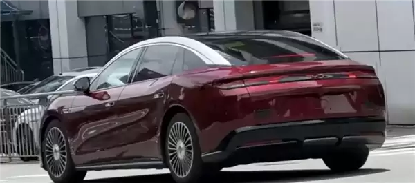 王朝网旗舰轿车！比亚迪大汉中国红实车图流出：双色车漆+多辐轮圈