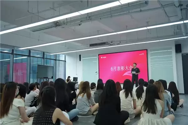专业人才筑牢服务基底，火蝠电商举办6月优秀员工表彰大会
