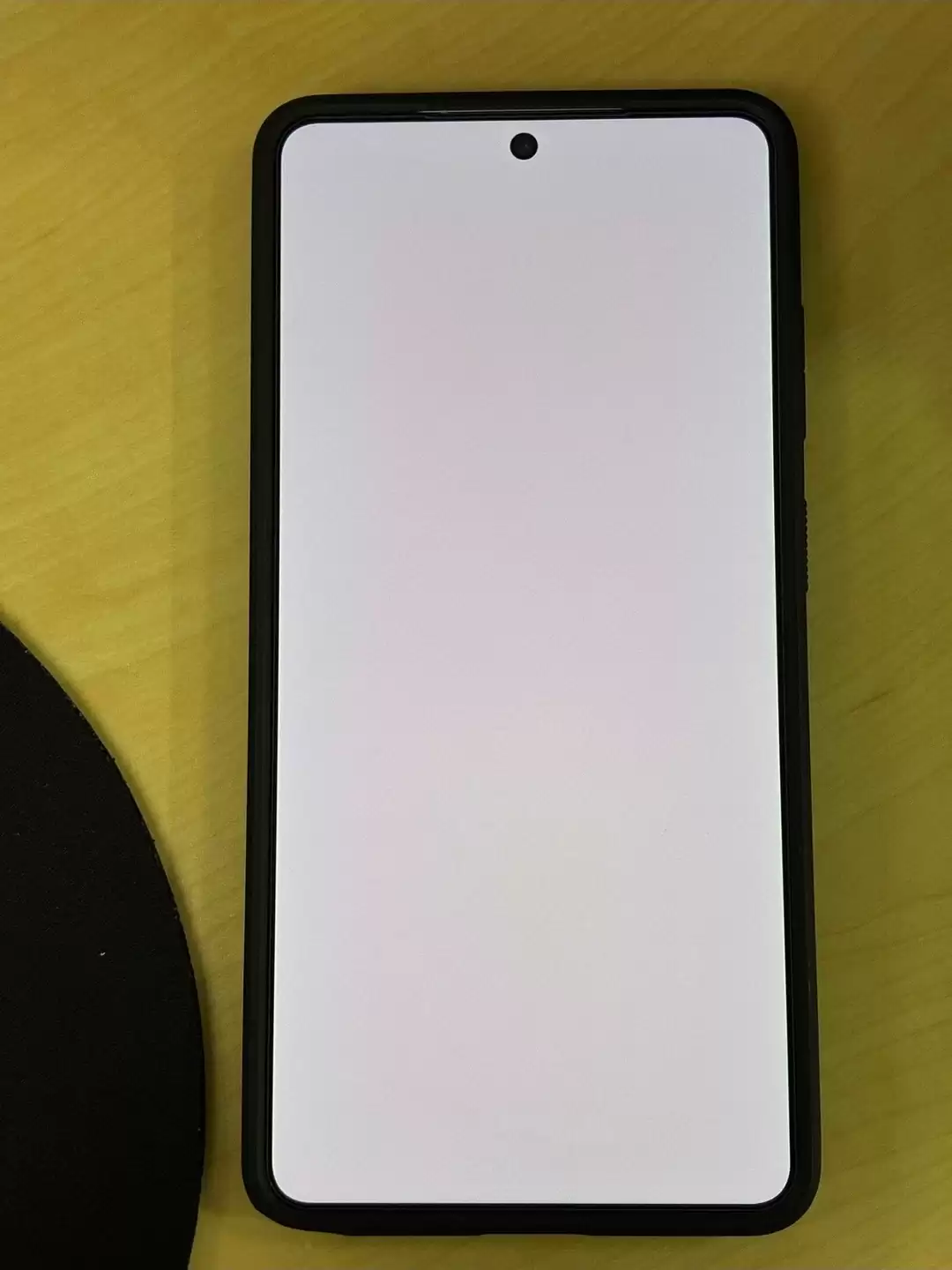 用户反馈三星Galaxy S26 Ultra手机中间屏幕泛红,外媒推测关联“隐私屏幕”机制