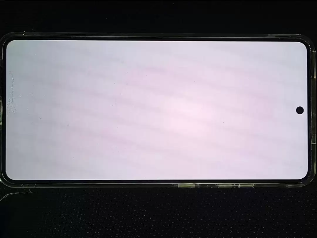 用户反馈三星Galaxy S26 Ultra手机中间屏幕泛红,外媒推测关联“隐私屏幕”机制