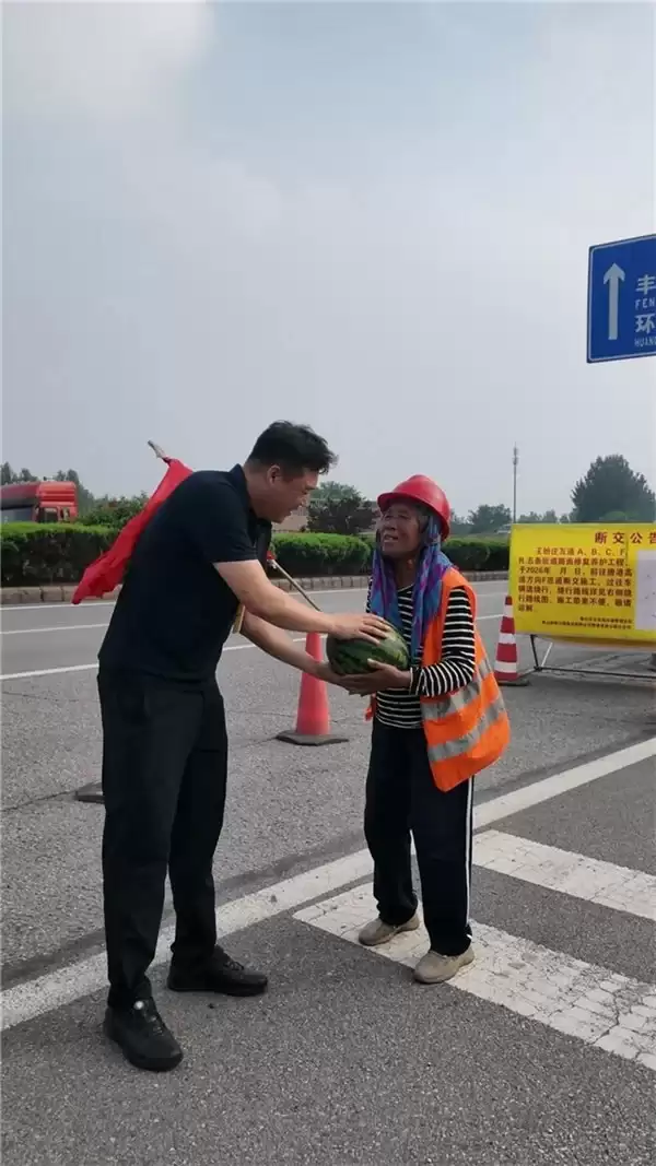 懂车帝唐山门店冰雹后公益买瓜：跨区域采购1吨，无偿送给环卫工等人群